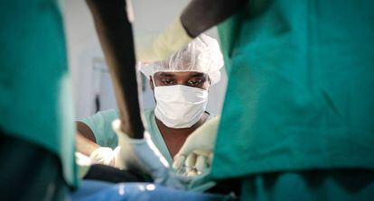 Los dos cirujanos de MSF realizan alrededor de 150 cirugías de emergencia al mes.