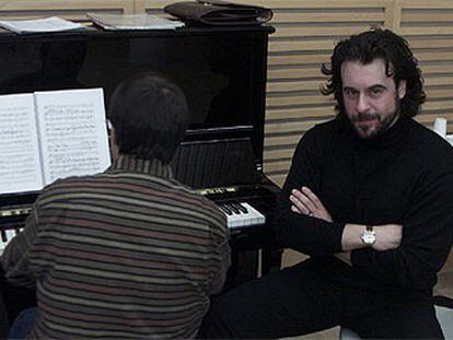 Carlos Álvarez posa, junto al pianista Rubén Fernández, durante el ensayo de ayer en el Kursaal.