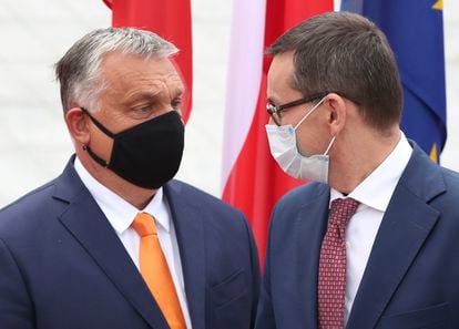 El primer ministro polaco, Mateusz Morawiecki (a la derecha), con su homólogo húngaro, Viktor Orbán, en la reunión del Grupo de Visegrado el pasado septiembre en Lublin.