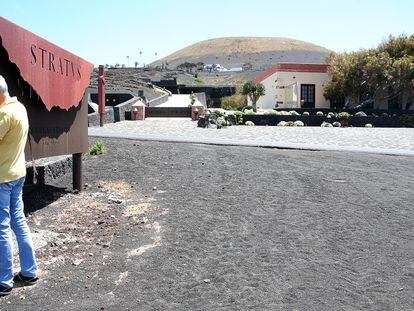 Un turista en el aparcamiento de la bodega Stratvs, el complejo ideado y construido por el empresario Juan Francisco Rosa.