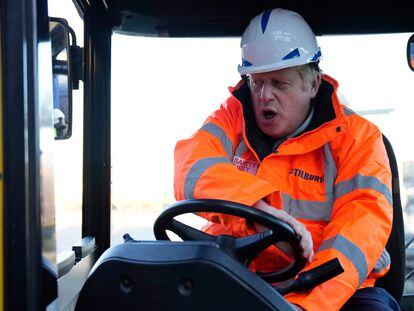 Boris Johnson maneja una máquina durante su visita a unas obras en Tilbury (el Reino Unido), este lunes.