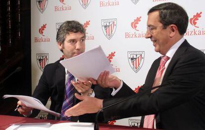 Josu Urrutia (a la izquierda), y José Luis Bilbao, en la firma del nuevo convenio en Ibaigane.