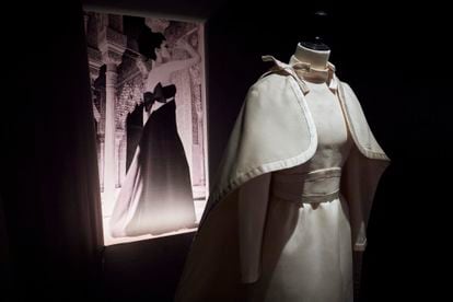 La exhibición es un claro homenaje a un momento cumbre de la moda española de los años sesenta y setenta del siglo XX. El diseñador Lorenzo Caprile llama en su aportación al catálogo de la exposición una “explosión de talento” que permitió “hacerse un hueco en el mercado internacional”. En la foto, uno de los vestidos de Pedro Rovira. 