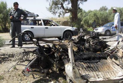 Un agente afgano inspecciona el escenario de un atentado suicida.
