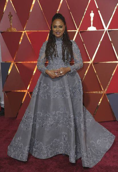 El diseño rococó del atuendo que la directora de documentales Ava DuVernay lució por la alfombra roja no solo no era especialmente bonito, sino que además no le favorecía.