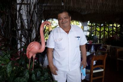 Esteban Castañeda conoce el hotel como la palma de su mano. Lleva desde los 16 años trabajando en Los Flamingos.