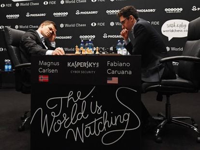 Carlsen y Caruana, durante la novena partida por el Mundial de Ajedrez.