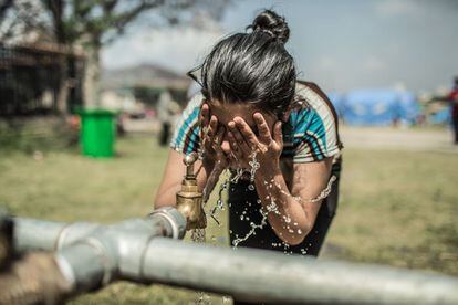 Una niña se lava en uno de los campos de refugiados improvisados en Nepal. El agua es una de las necesidades básicas apremiantes.