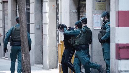 Agentes de la Guardia Civil se llevan a un hombre detenido por yihadismo en Barcelona, en una operación de 2020.
