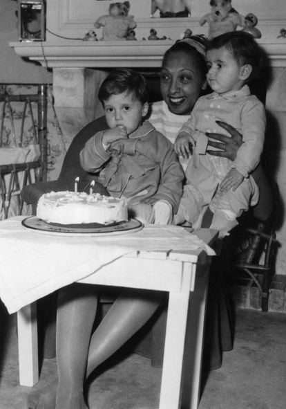 Joséphine Baker con dos de sus hijos en el castillo des Milandes en 1955.