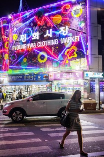Entrada del Dongdaemun Market en Seúl (Corea del Sur).