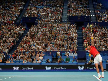 Nadal sirve durante el partido contra Cuevas en Perth.