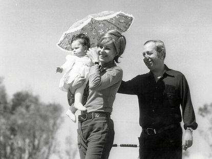 José Luis Dibildos con su esposa, Laura Valenzuela y su hija, Lara, a principios de los años setenta.