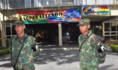 Dos militares hacen guardia en la empresa Transportadora de Electricidad (TDE), filial expropiada de la española Red Eléctrica de España (REE), en Cochabamba (Bolivia). EFE/Archivo