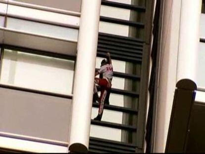 El 'hombre araña' detenido tras escalar el Lumiere de Sydney