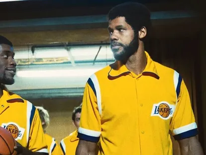 Quincey Isaiah (Magic Johnson) y Solomon Hughes (Kareem Abdul-Jabbar), en un momento de la serie 'Tiempo de victoria: la dinastía de los Lakers'
