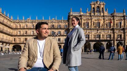 Xabier Carbonell y su pareja, Elena Nazco, en la Plaza Mayor de Salamanca.
