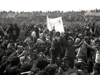 Asistentes al Festival de los Pueblos Ib&eacute;ricos, celebrado en el campus de Cantoblanco de la Universidad Aut&oacute;noma de Madrid en mayo de 1976.
