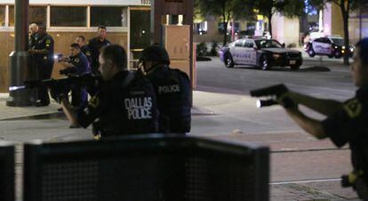 Agents de la policia de Dallas durant l'atac.
