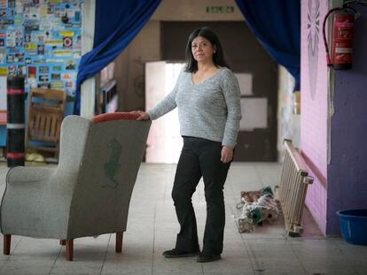 Elsa Riquelme, negociadora voluntaria de la Asamblea de Vivienda de Carabanchel en el espacio donde se reúne con los afectados.