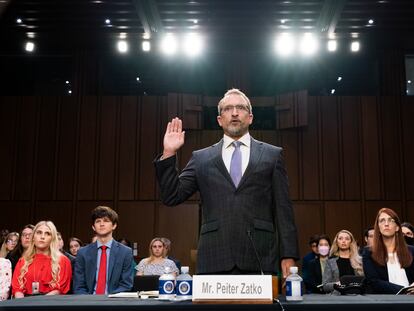 Peiter Zatko, exjefe de seguridad de Twitter, presta juramento antes de declarar ante una comisión del Senado.