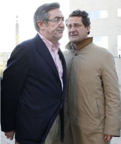 Ángel Currás y Conde Roa a la salida de la reunión que mantuvo esta tarde el grupo municipal.