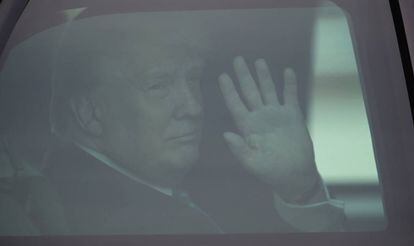 Donald Trump saluda desde su limusina al llegar a Florida este jueves.