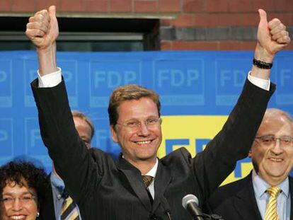 Guido Westerwelle, líder del Partido Liberal, celebra los primeros resultados con varios miembros de su formación.
