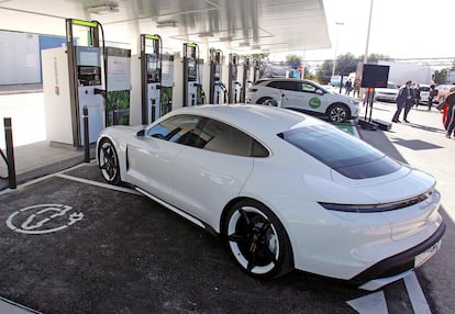 Centro de recarga de coches eléctricos instalado en Elche por Iberdrola.