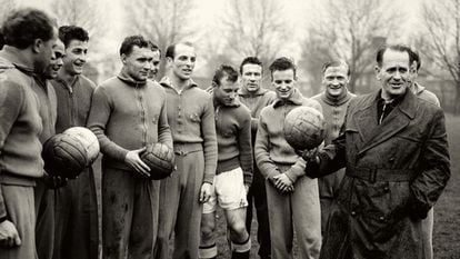 Sepp Herberger con un grupo de seleccionados, entre ellos un jovencísimo Uwe Seeler, de pantalón corto