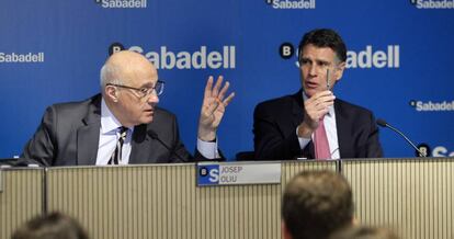Josep Oliu, presidente de Banco Sabadell, y Jaime Guardiola, consejero delegado.