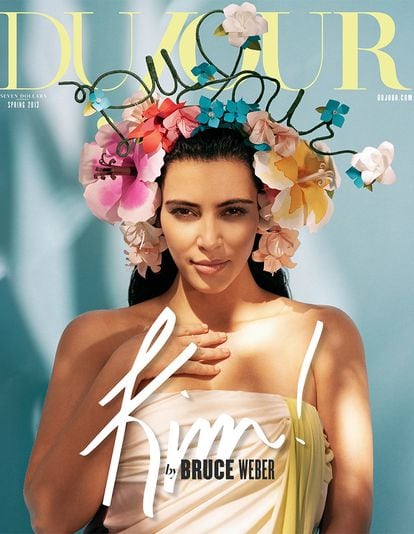Kim Kardashian posó para DoJour coronada como reina de la primavera 2013. Una imagen que nos recuerda a todas las veces en las que Kim (y el resto del clan Kardashian) ha posado en redes sociales con flores en la cabeza virtuales y diseñadas por Snapchat.