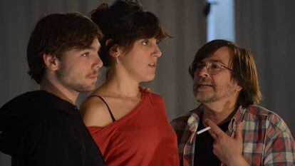 Los actores Carlos Cuevas, Laura Aubert y Oriol Guinart durante un ensayo de la obra de teatro &#039;Galileu&#039;. 