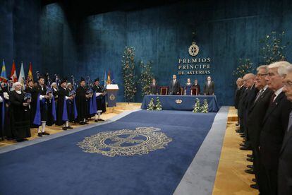 Els reis d'Espanya, Felip i Letícia, a l'inici de la cerimònia de lliurament dels premis Príncep d'Astúries 2014.