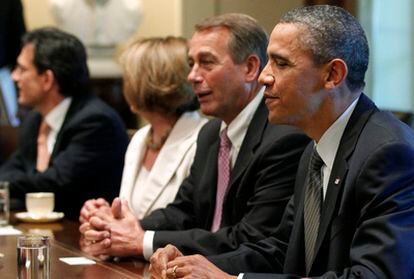 Obama junto al congresista por Ohio John Boehner, Nancy Pelosi y otros portavoces del Congreso, ayer en la Casa Blanca.