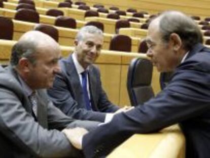Luis de Guindos, junto al presidente del Senado, Pío García Escudero.