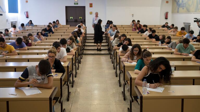 Estudiantes iniciando la Selectividad, en la Universidad de Sevilla, el pasado junio.