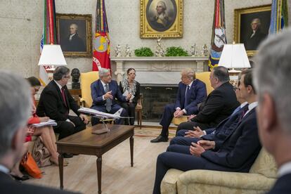 El encuentro entre los dos mandatarios y la comitiva de alto nivel en la Casa Blanca. Una muestra de la importancia que le ha dado México al aspecto económico se perfila en la comitiva. Al canciller, Marcelo Ebrard, le han acompañado la secretaria de Economía, Graciela Márquez y el jefe de la oficina de la presidencia, Alfonso Romo.