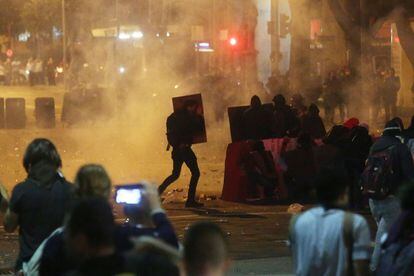 Varios manifestantes se enfrentan a la policía militar brasileña durante las protestas en contra del presidente brasileño Michel Temer en Río de Janeiro.
