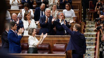 El líder del Partido Popular y candidato presidencial, Alberto Núñez Feijóo es aplaudido por la bancada popular tras la segunda votación de su investidura, que ha perdido este viernes en el Congreso.