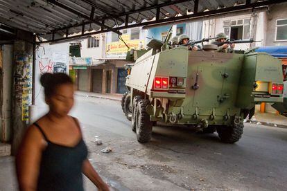 Tanques blindados de la Marina ocupan las favelas que componen el Complexo da Maré, en Río de Janeiro.
