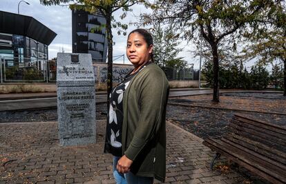 Kenia, hija de Lucrecia Pérez, en el punto en el que asesinaron a su madre hace 30 años.