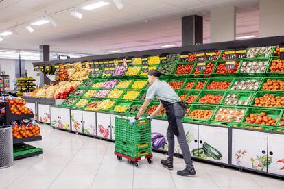 Un empleado en un supermercado Mercadona de Castilla y León.