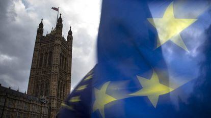Una bandera de la Unión Europea frente al Parlamento británico.