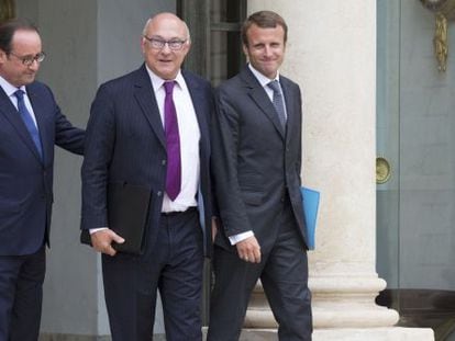 El presidente franc&eacute;s, Francois Hollande, junto a Michel Sapin y  Emmanuel Macron.