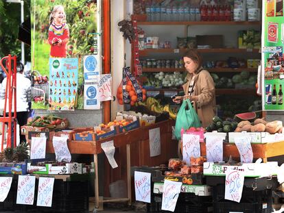 Una clienta compraba en una tienda de frutas y verduras en el madrileño barrio de Retiro.