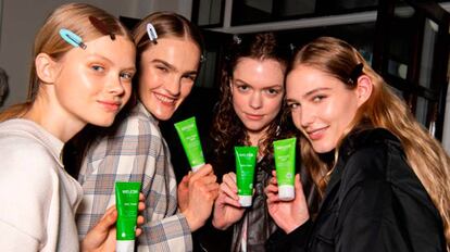 Modelos de Victoria Beckham en el backstage de uno de sus desfiles.