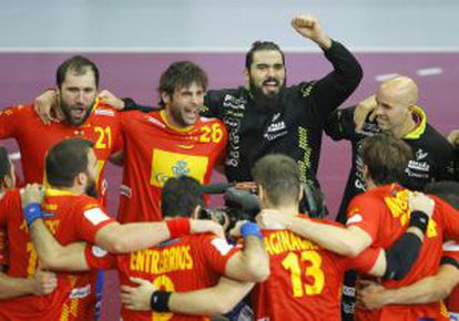 Los jugadores españoles celebran la victoria