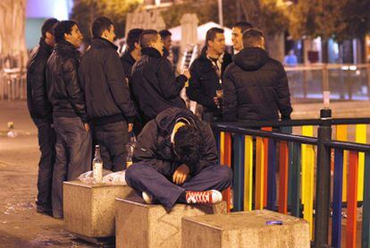 Un grupo de jóvenes bebe en un parque de Madrid el pasado 19 de febrero.