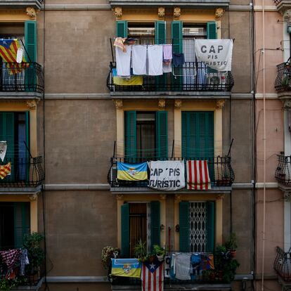 Imagen de 2016 en Barcelona. De los balcones de la Barceloneta cuelgan carteles donde se lee "no a los pisos turísticos".
